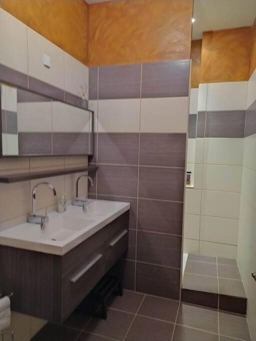 Appartement Spacieux Avec Grand Patio, 1Er Etage Сіжан Екстер'єр фото